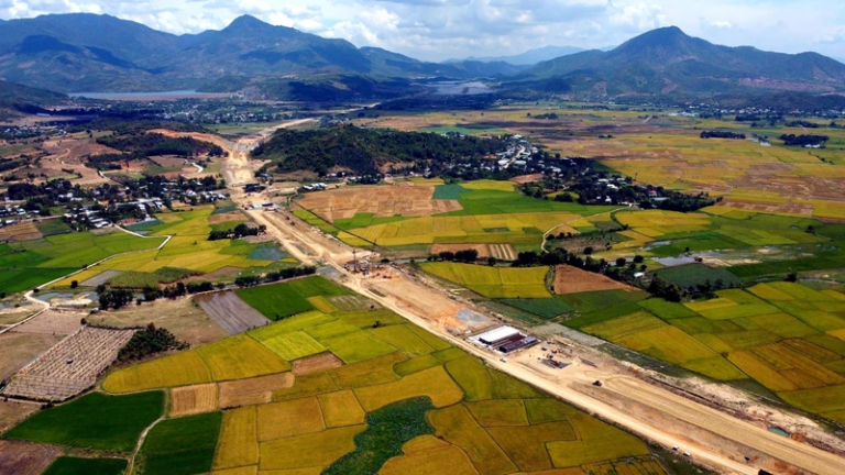 Tranh chấp hợp đồng chuyển nhượng quyền sử dụng đất